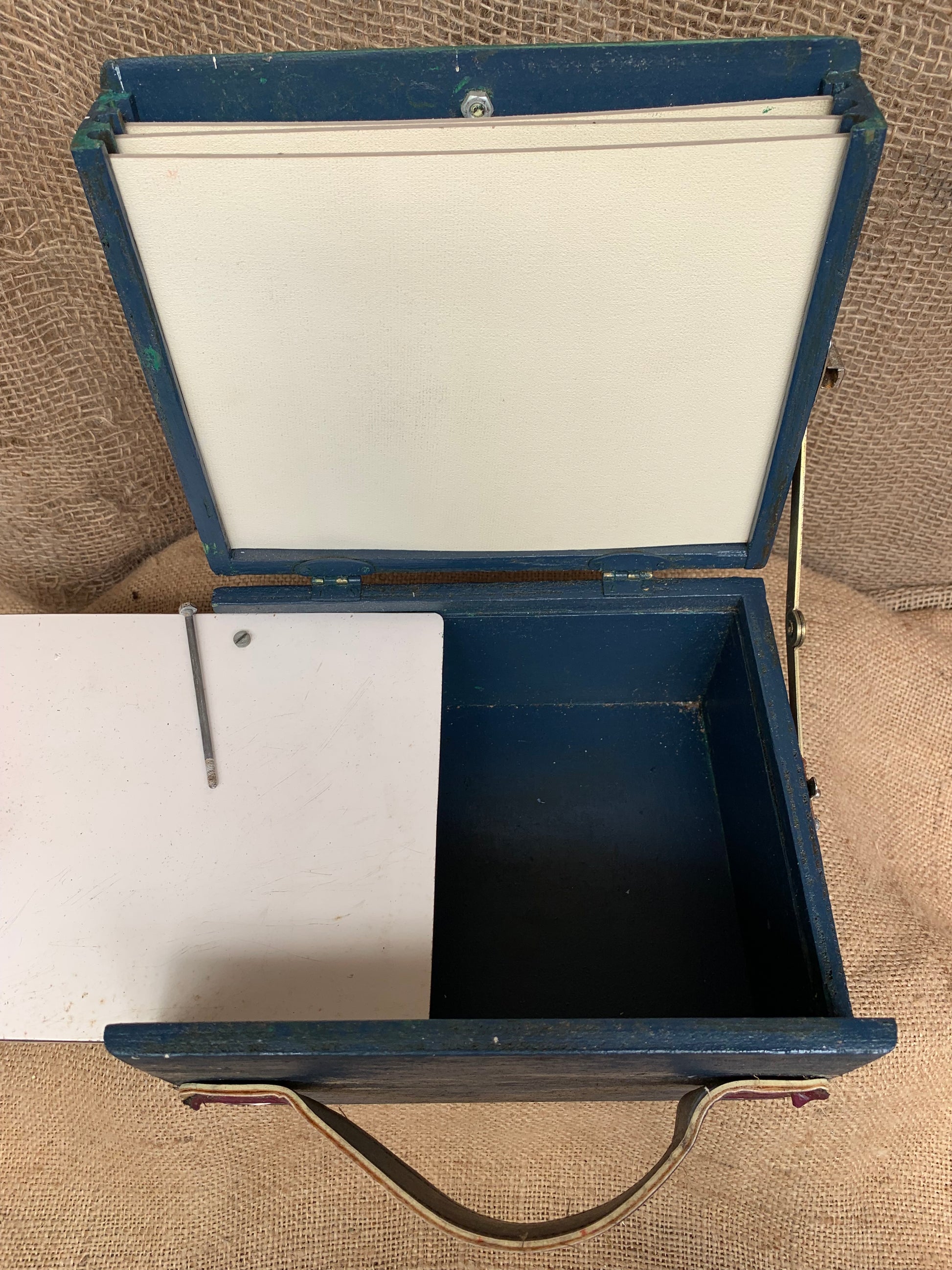Artists Box / portable easel with slide out palette